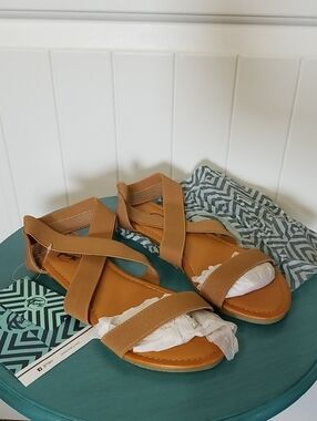 Trary Tan Crisscross Strap Flat Sandals Size 8 NIP